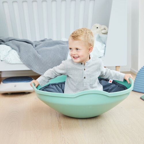 Fauteuil pivotant et basculant en rotin avec coussins Fauteuil pivotant et basculant en rotin avec coussins